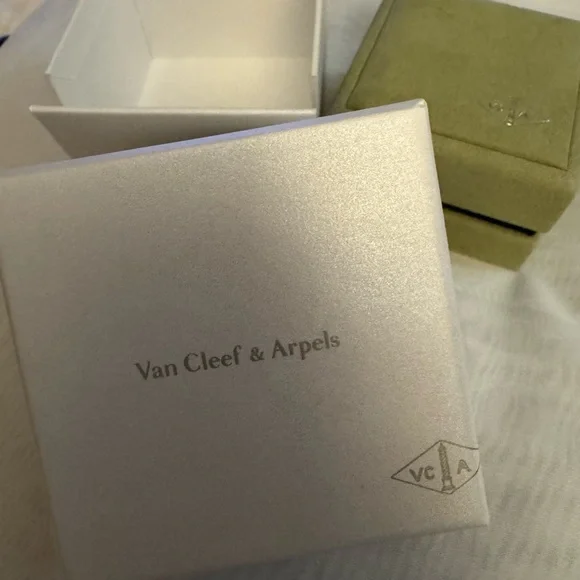 Van Cleef & Arpels 💯% Authentic luxury Green Velvety Jewelry or storage Box Set - Picture 2 of 8